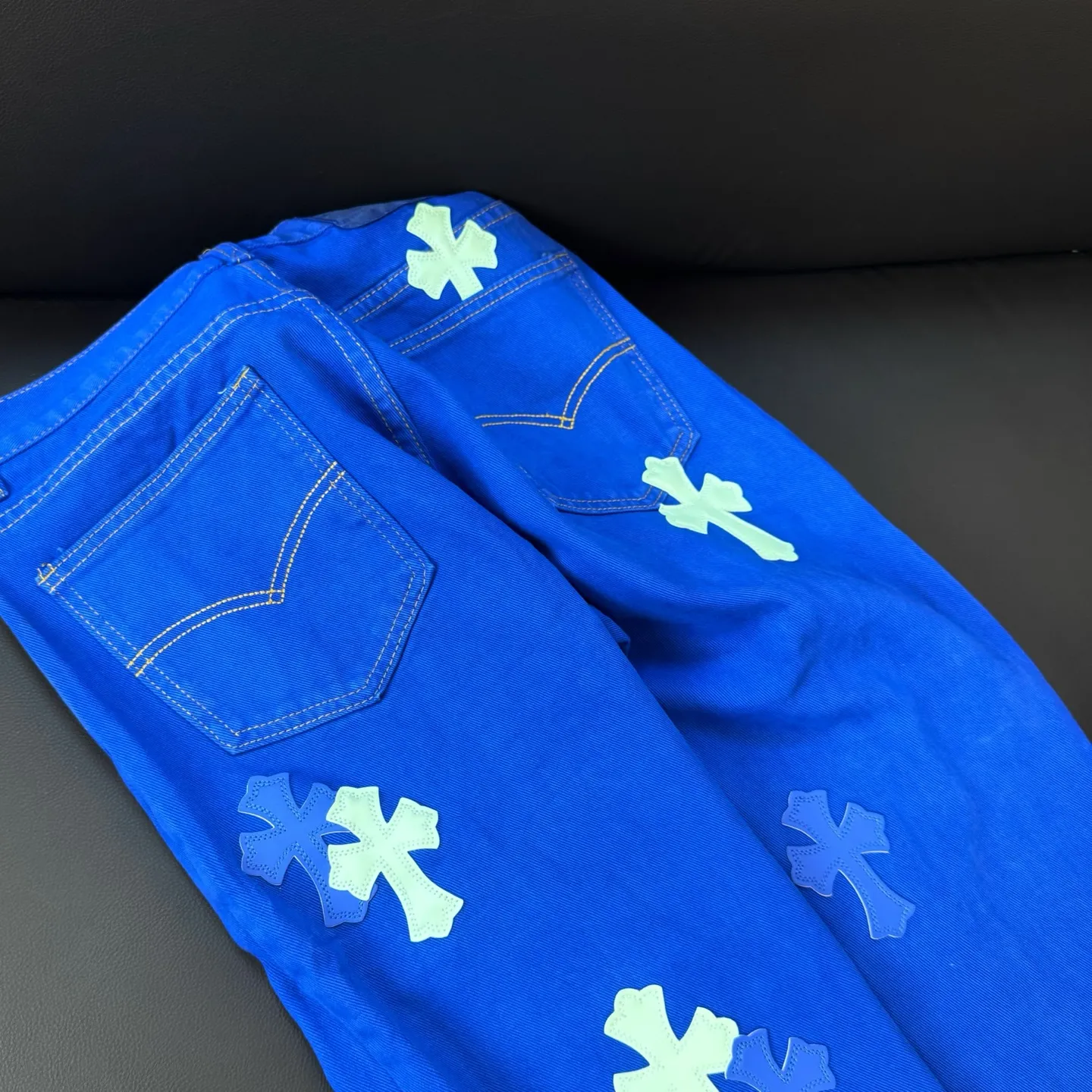 P300 style number: D254 Chrome Hearts CH Chrome Hearts, the same jeans worn by Fan Bingbing’s brother Fan Chengcheng, exudes unruly personality and unique charm. Every wear and tear is carefully designed to present a unique artistic feel. Made of imported denim fabric, which has undergone heavy industrial washing and destruction treatment, the trousers show a super cool effect on the upper body, allowing you to dominate the fashion stage.  This is more than just a pair of jeans, it is an expression of attitude. With its unique design concept and ultimate pursuit of details, Croxin breaks traditional boundaries and defines the jeans trend in the new era. The trousers are made of double-layer woven fabric and matched with customized hardware, showing an incomparably beautiful and unique style, making every wearer the focus of fashion. Imported denim fabric, super heavy-duty washed and damaged, the upper body is super cool! Customized hardware, incomparably good-looking style. The production process is difficult. It has a high-street feel. Color: dark blue Size: S M L
